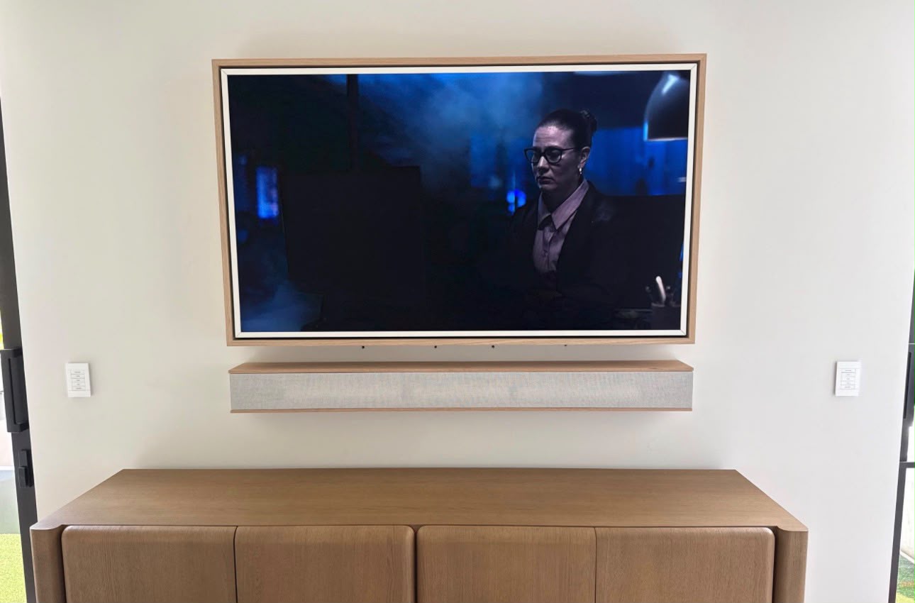 TV empotrado con barra de sonido