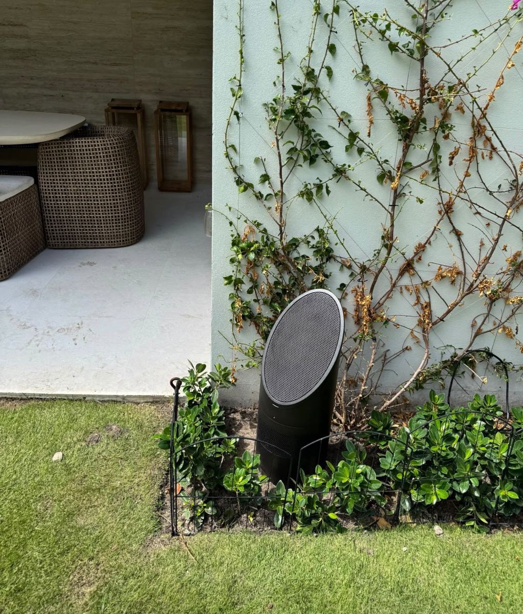 Bocina exterior instalada en jardín