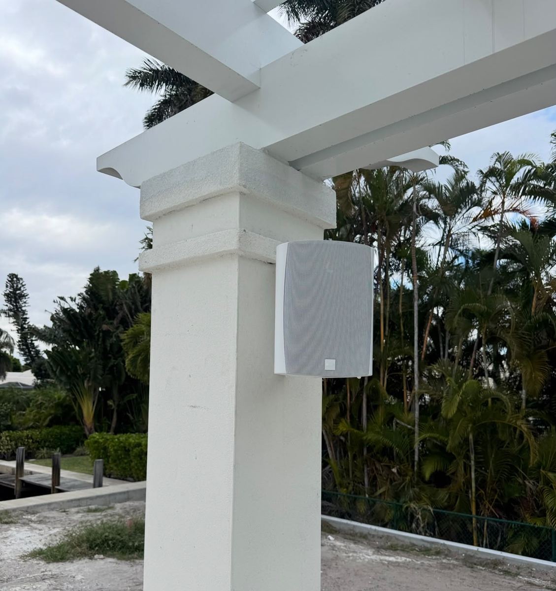 Bocina exterior montada en pérgola